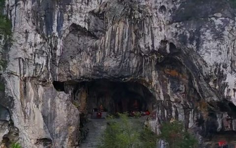 贵阳有座建在悬崖上的寺庙-古佛洞寺