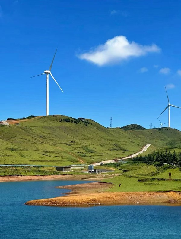 乌蒙大草原湖泊与风车