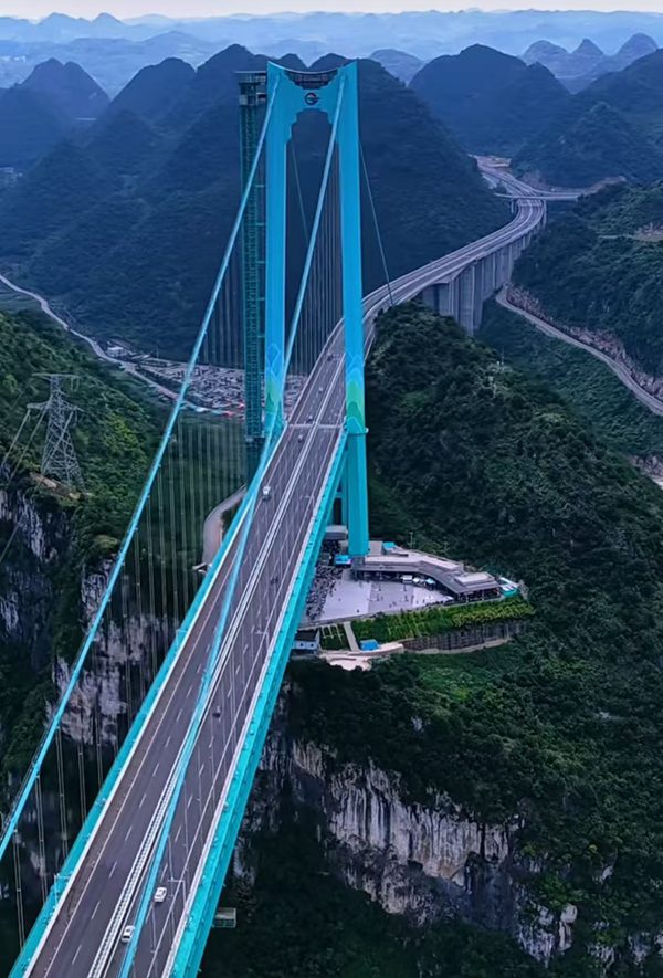 花江峡谷大桥延绵大山